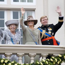 La Familia Real de Holanda saluda desde un balcón en la apertura del parlamento