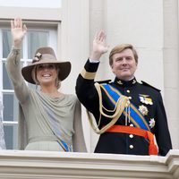 Los Príncipes Guillermo y Máxima de Holanda saludan en la apertura del parlamento