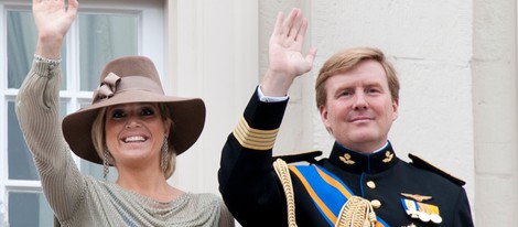 Los Príncipes Guillermo y Máxima de Holanda saludan en la apertura del parlamento