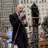 Michael Stipe y Peter Buck, del grupo REM, durante una actuación en Nueva York