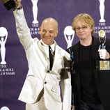 Michael Stipe y Mike Mills, de REM, recogen un galardón