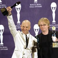 Michael Stipe y Mike Mills, de REM, recogen un galardón