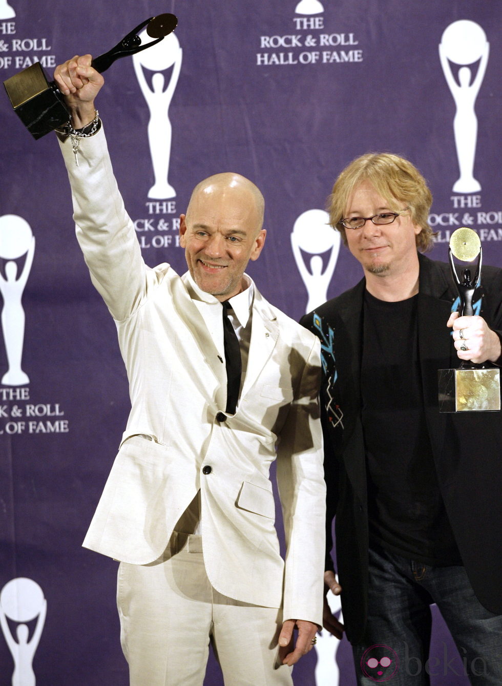 Michael Stipe y Mike Mills, de REM, recogen un galardón