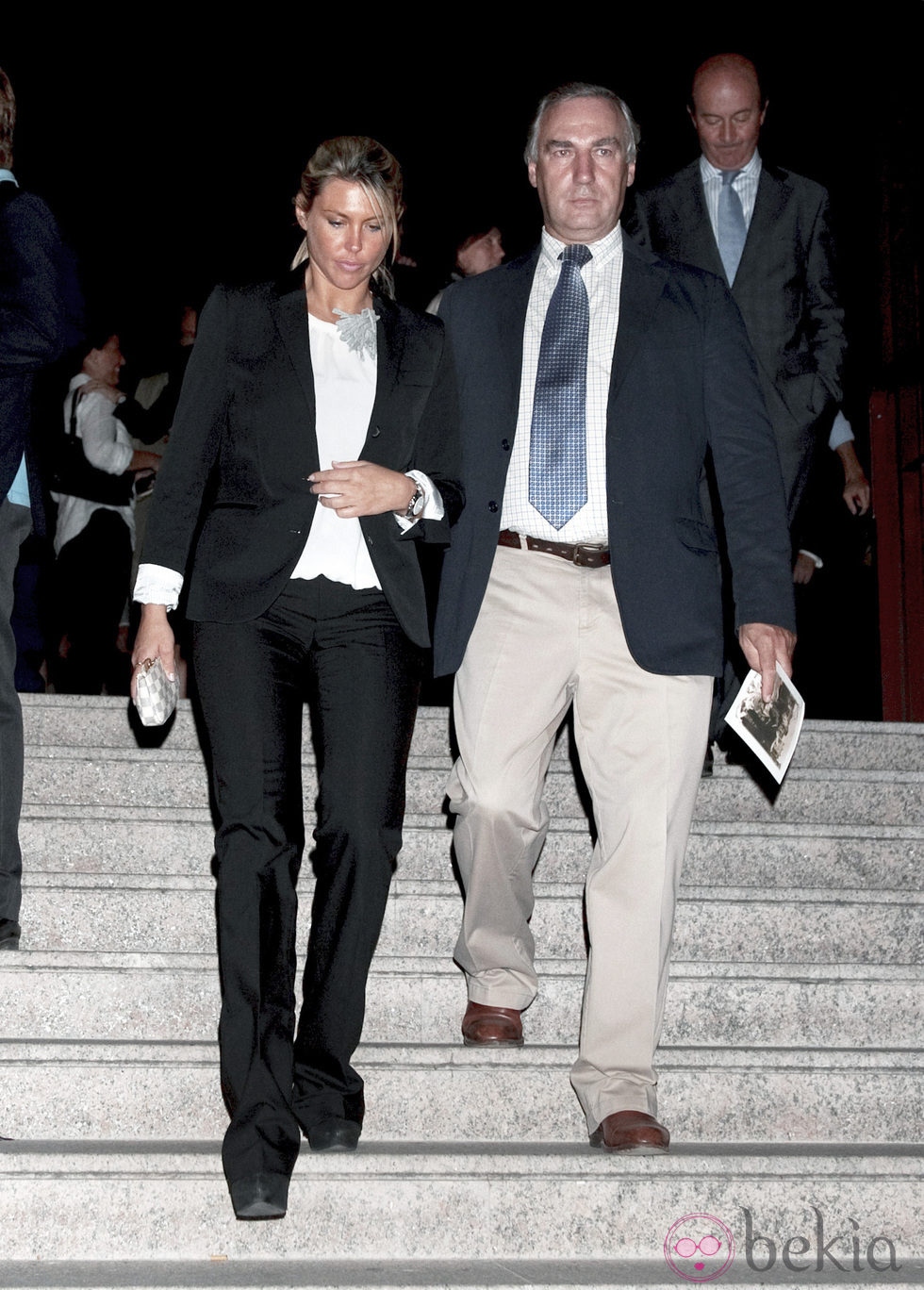 Patricia Olmedilla y Gonzalo de la Cierva en el funeral de Pablo Antoñanzas