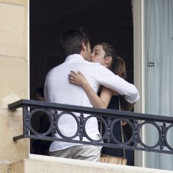 Ana de Armas y Marc Clotet se besan en el balcón de su hotel de San Sebastián