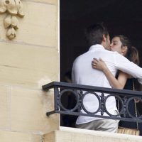 Ana de Armas y Marc Clotet se besan en el balcón de su hotel de San Sebastián