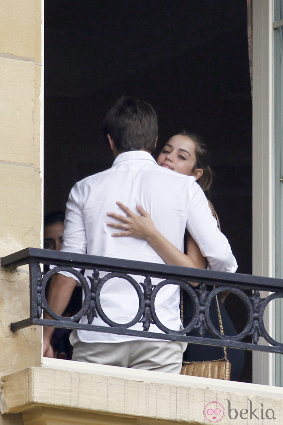 Ana de Armas abraza a Marc Clotet en el balcón de su hotel de San Sebastián