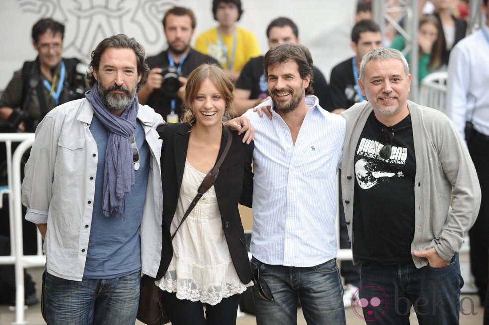 Ginés García Millán, Michelle Jenner y Rodolfo Sancho a su llegada a San Sebastián