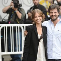 Michelle Jenner y Rodolfo Sancho a su llegada al Festival de San Sebastián