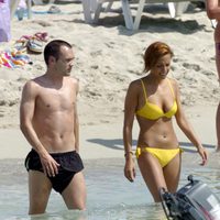 Andrés Iniesta y su novia Anna Ortiz en la playa