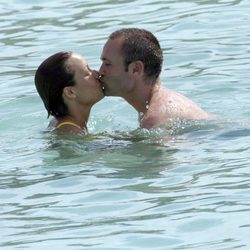 Andrés Iniesta y su novia Anna Ortiz se besan en la playa