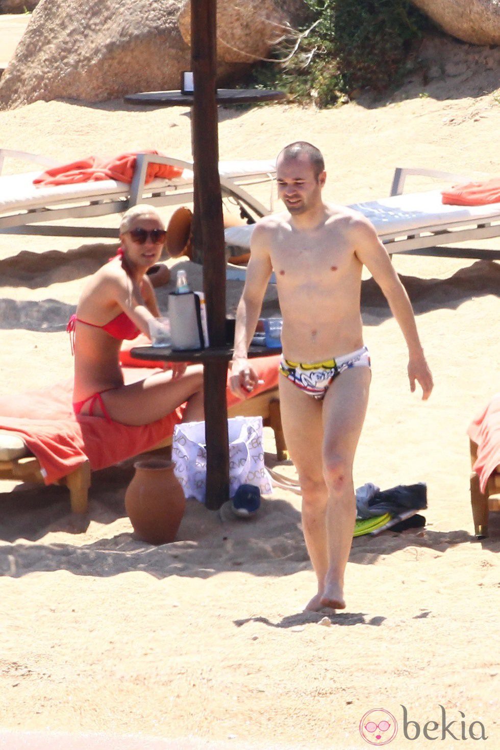 Andrés Iniesta con el torso desnudo junto a Anna Ortiz