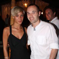 Andrés Iniesta posa junto a su futura esposa, Anna Ortiz