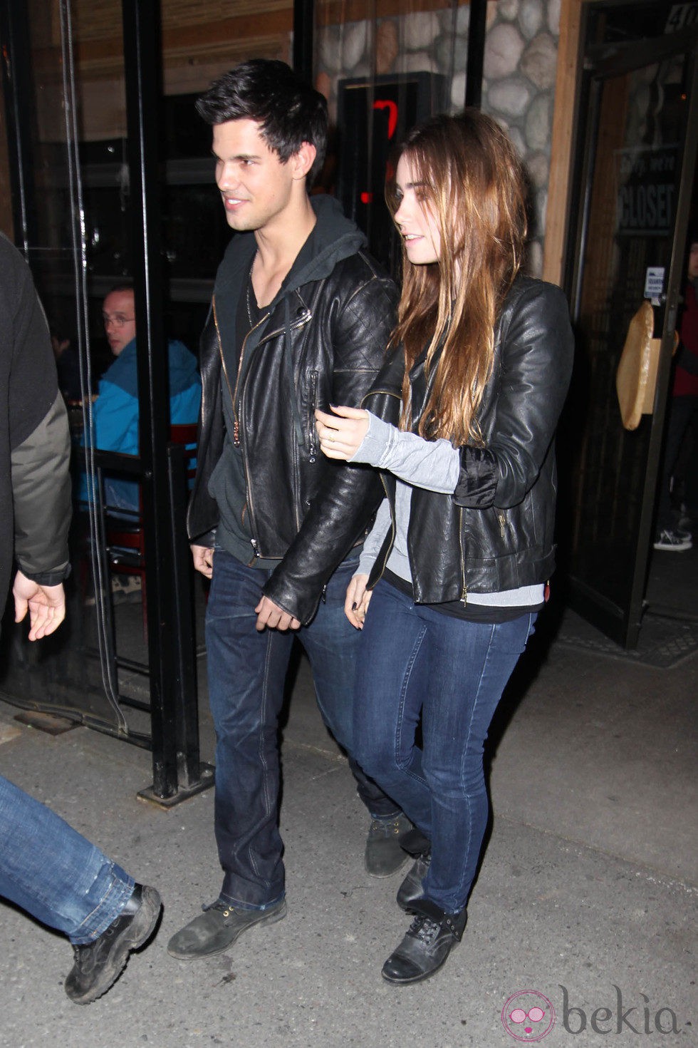 Taylor Lautner y su novia, Lily Collins, en 2011