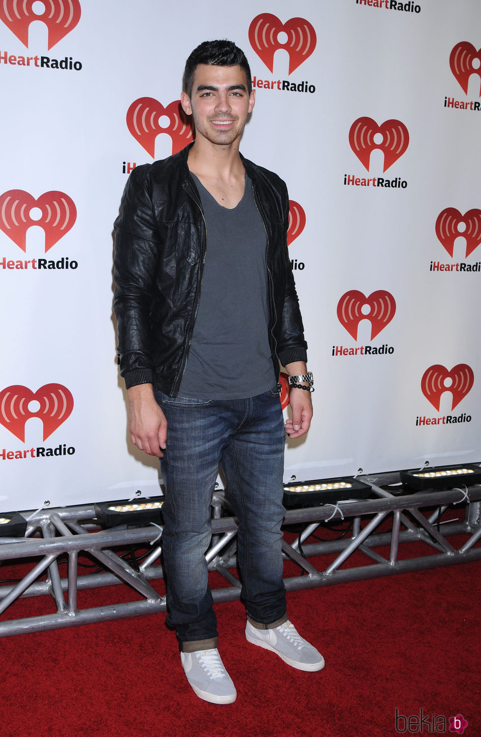 Joe Jonas en la alfombra roja del Festival iHeartRadio