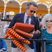 Alfonso Díez sujeta las almohadas junto a la Duquesa de Alba en Sevilla