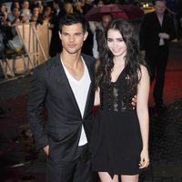 Taylor Lautner y Lily Collins en el estreno de 'Abduction' en Londres