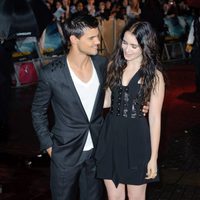 Las miraditas de Taylor Lautner y Lily Collins en el estreno de 'Abduction' en Londres