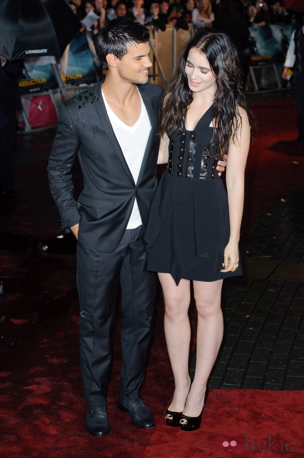 Las miraditas de Taylor Lautner y Lily Collins en el estreno de 'Abduction' en Londres