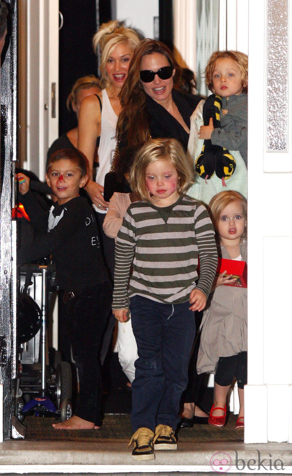 Angelina Jolie y sus hijos salen de casa de Gwen Stefani