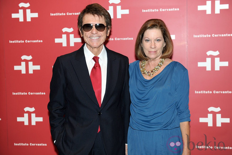 Raphael y Natalia Figueroa en el homenaje a Amparo Rivelles en el Instituto Cervantes