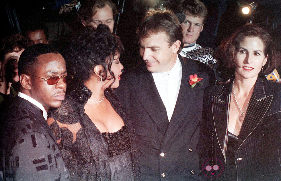 Bobby Brown, Whitney Houston, Kevin Costner y Cindy Costner en el estreno de 'El Guardaespaldas'