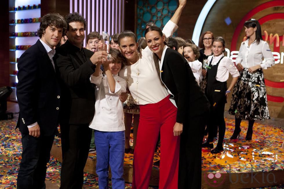 Manuel con el jurado y la presentadora de 'MasterChef Junior 2' tras convertirse en ganador