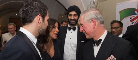 Cesc Fàbregas y Daniella Semaan charlando con el Príncipe Carlos en la British Asian Trust