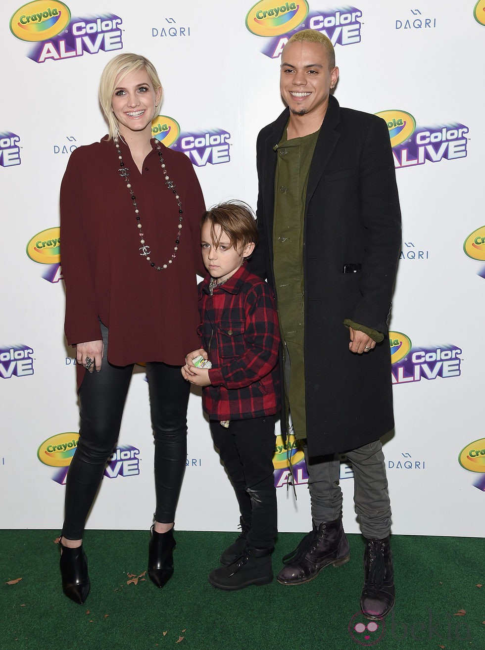 Ashlee Simpson con Evan Ross y su primer hijo Bronx Wentz