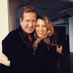 Mario Testino y Blake Lively posan juntos y sonrientes