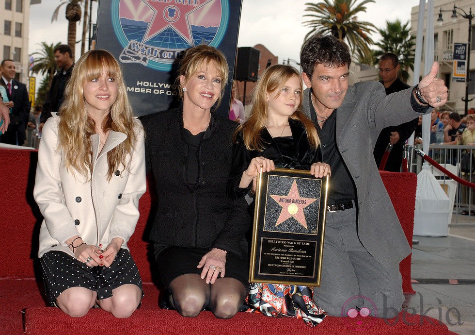 Antonio Banderas recibe su estrella en el Paseo de la Fama junto a su familia