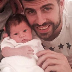 Primera imagen de Sasha Piqué Mebarak con su padre Gerard Piqué