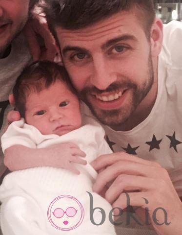 Primera imagen de Sasha Piqué Mebarak con su padre Gerard Piqué