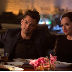 Dominic Cooper y Dakota Johnson en un fotograma de 'Need for speed'