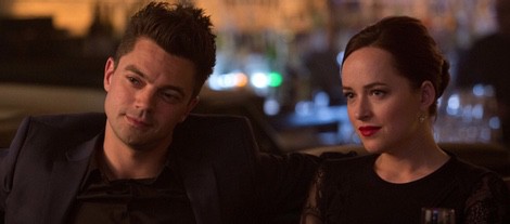 Dominic Cooper y Dakota Johnson en un fotograma de 'Need for speed'