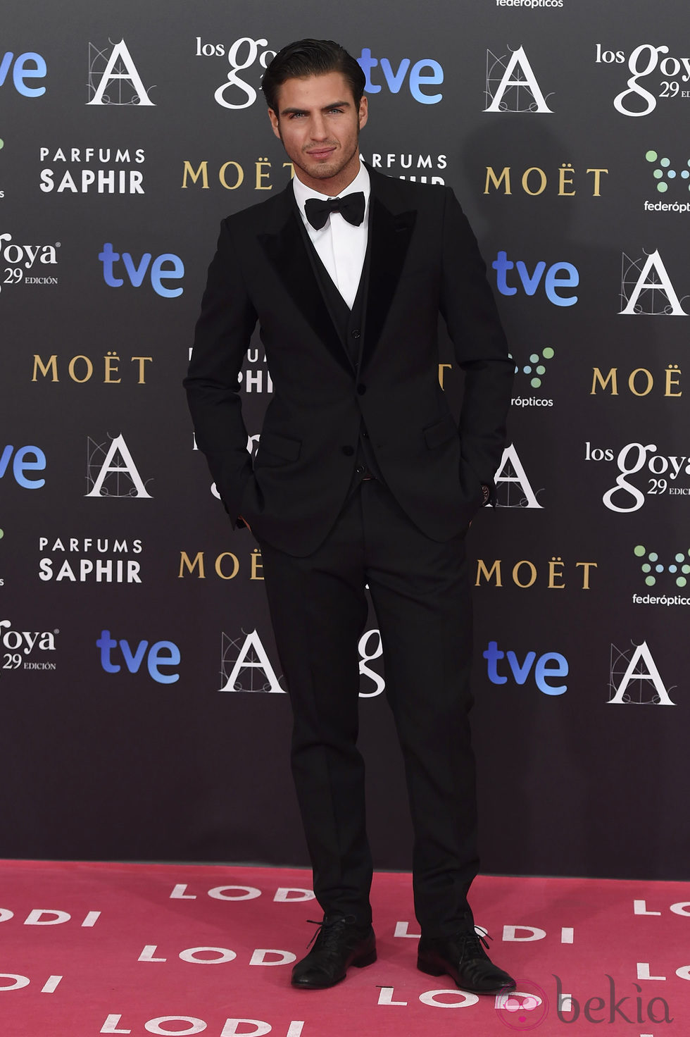 Maxi Iglesias en la alfombra roja de los Goya 2015