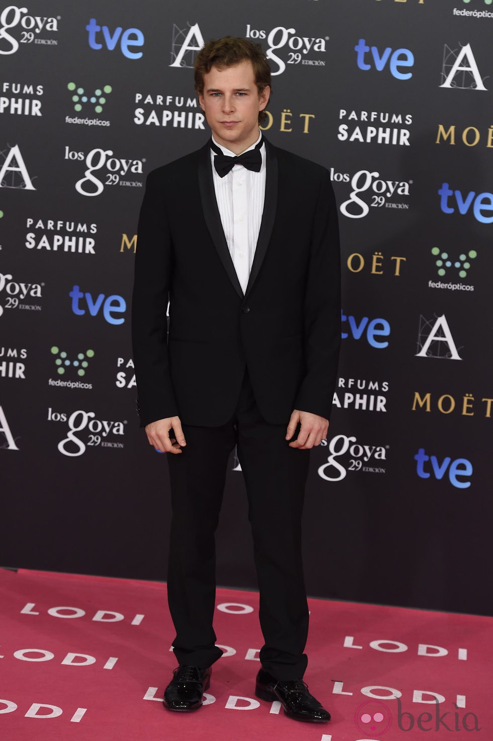 Álvaro Cervantes en la alfombra rosa de los Goya 2015