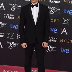 Álvaro Cervantes en la alfombra rosa de los Goya 2015