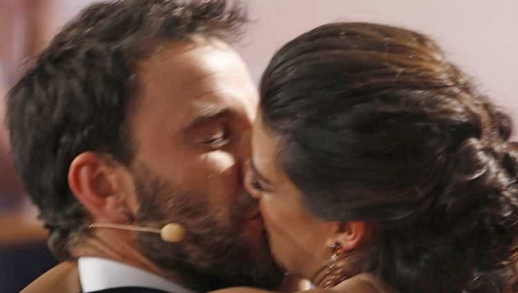 El beso de Clara Lago y Dani Rovira en los Goya 2015