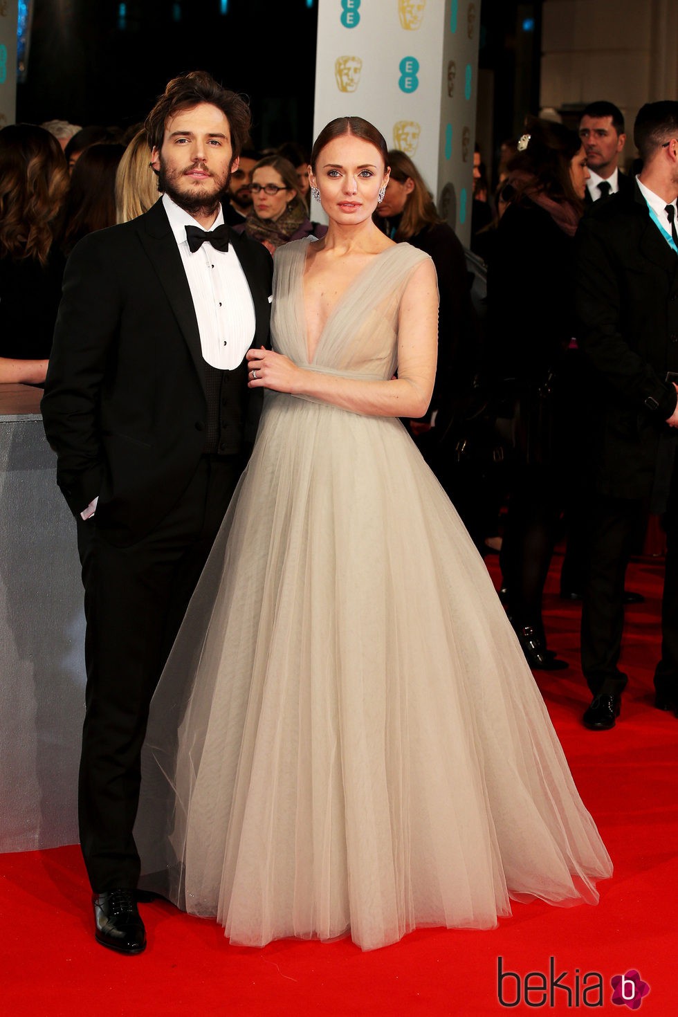 Laura Haddock y Sam Claflin en los Premios BAFTA 2015