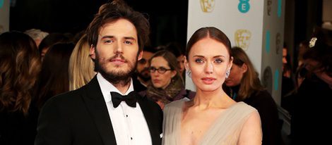 Laura Haddock y Sam Claflin en los Premios BAFTA 2015