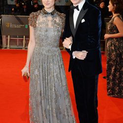 Eddie Redmayne y Hannah Bagshawe en los BAFTA 2015