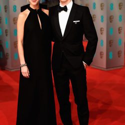 Benedict Cumberbatch y Sophie Hunter en los Premios BAFTA 2015