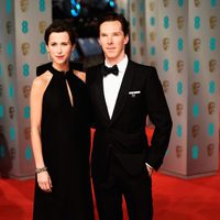 Benedict Cumberbatch y Sophie Hunter en los Premios BAFTA 2015