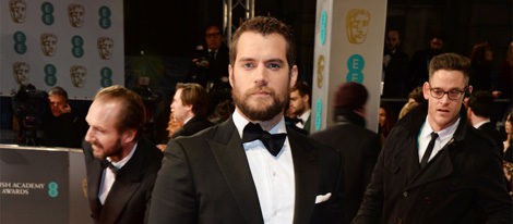 Henry Cavill estrena look en la alfombra roja de los BAFTA 2015