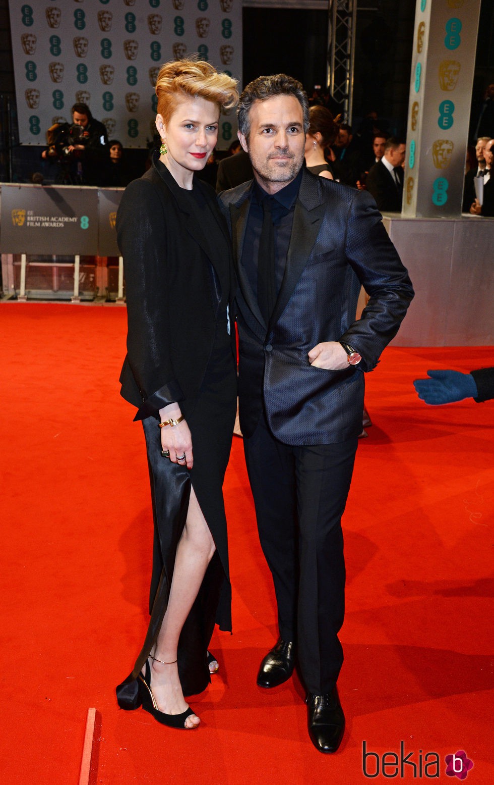 Mark Ruffalo y Sunrise Coigney en los Premios BAFTA 2015