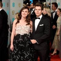 Keira Knightley y James Righton en los BAFTA 2015