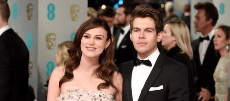 Keira Knightley y James Righton en los BAFTA 2015