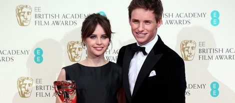 Felicity Jones y Eddie Redmayne posan con el premio a mejor película británica para 'La teoría del todo' en los Premios BAFTA 2015