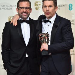 Steve Carell y Ethan Hawke recogen el premio al mejor director en representación de Richard Linklater en los Premios BAFTA 2015